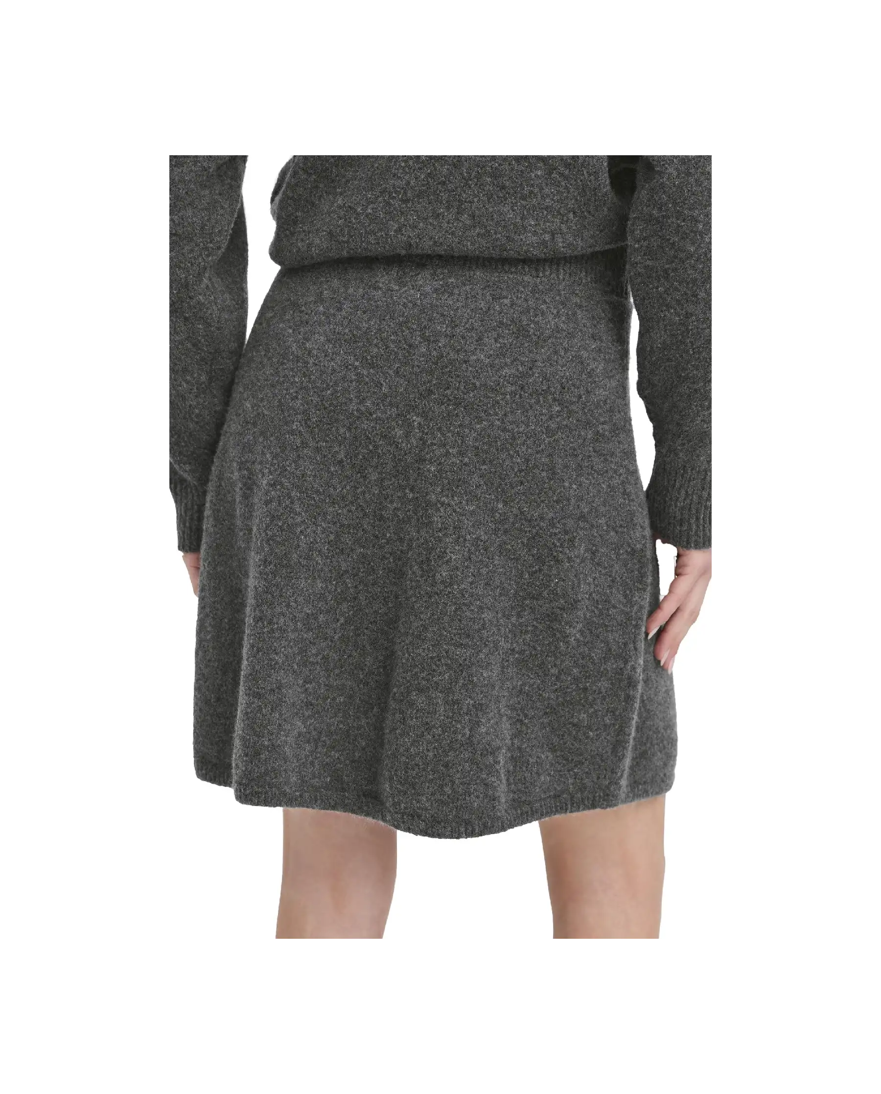 B.YOUNG GONNA MAGGE GRIGIO